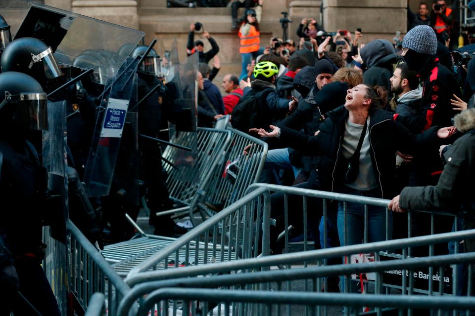  Protesters shout at Spanish police