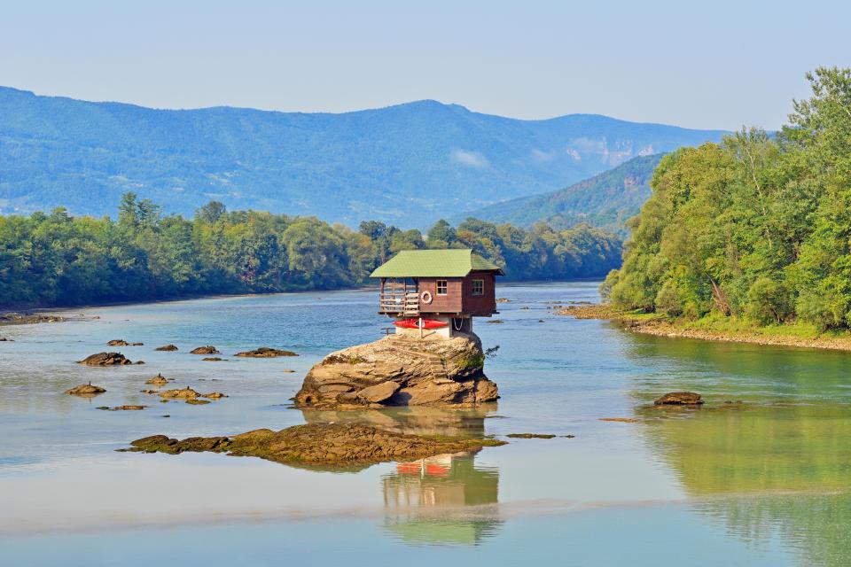  How the person who built this house go the materials through the water is a mystery