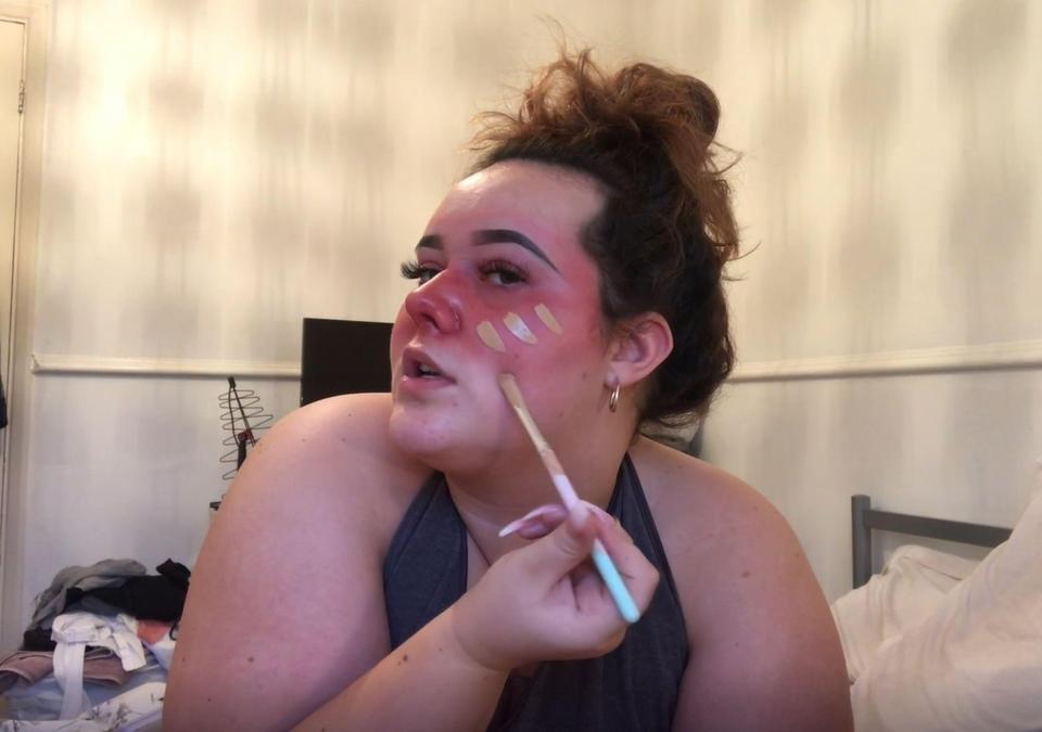  Chloe shows how she applies her makeup