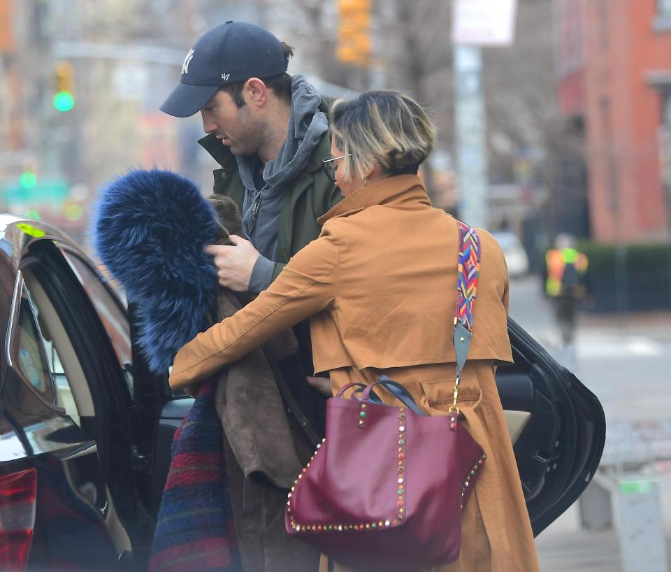  David acted the gentleman and helped her pack her belongings into the taxi