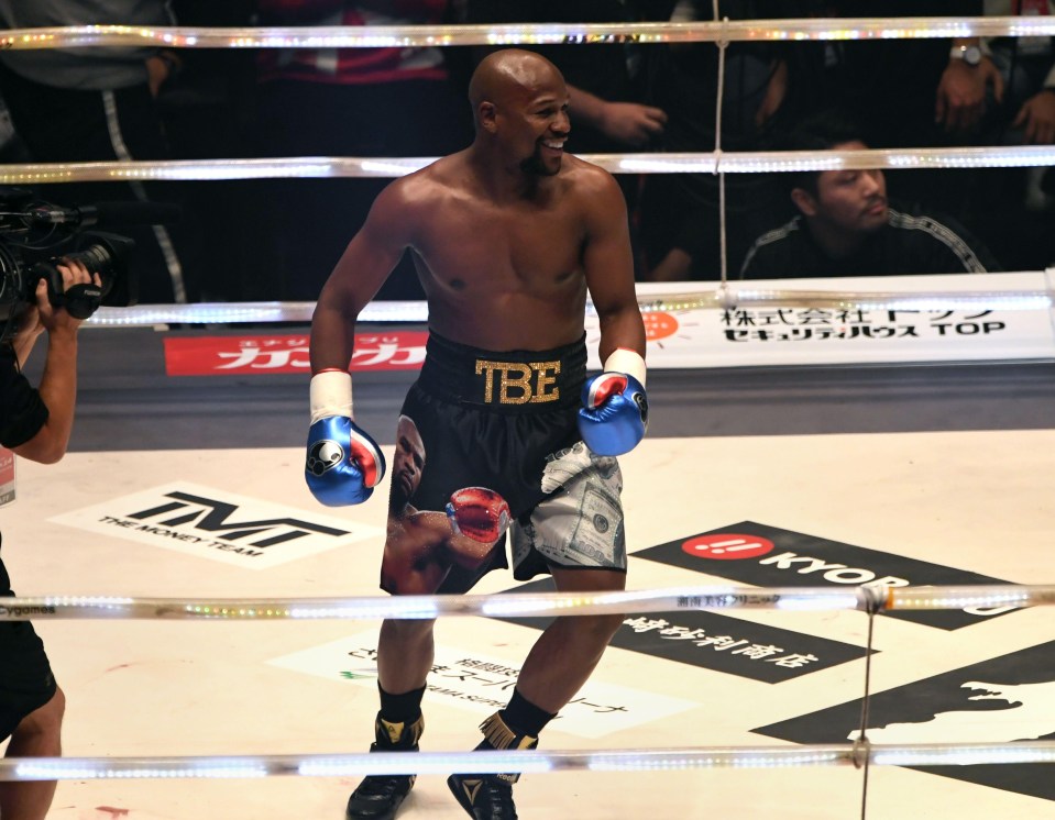 Mayweather wore Grant gloves opposed to the RIZIN gloves previously agreed