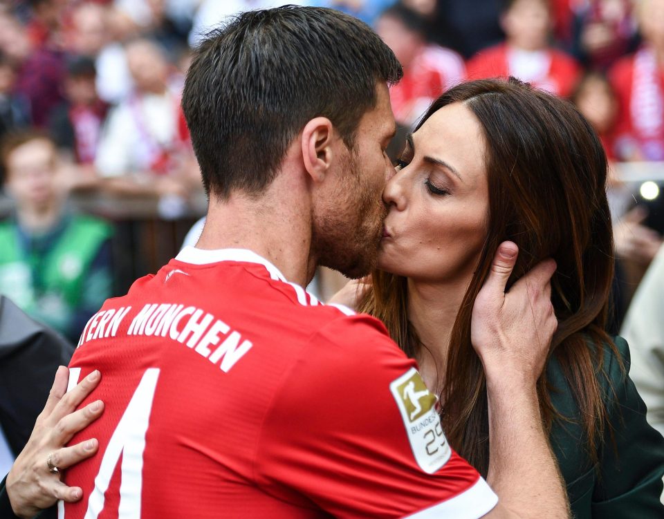  Xabi Alonso kisses his wife Nagore Aramburu as he bows out playing in May 2017 with Bayern