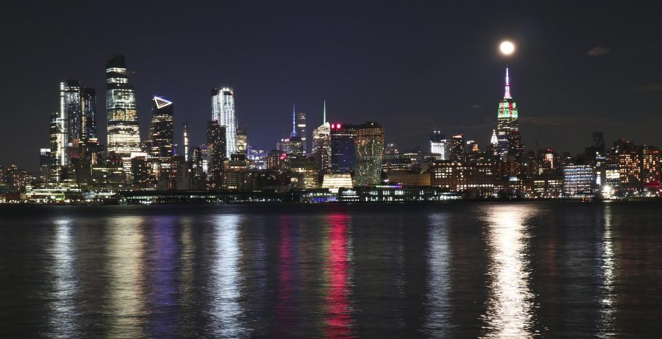  The Manhattan skyline by night