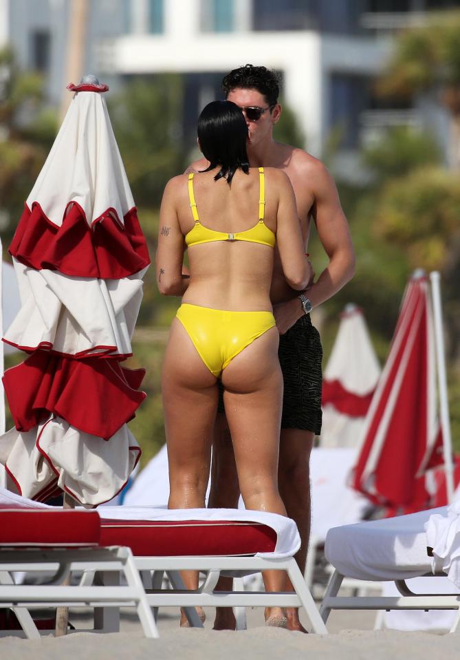  The couple kissed on the beach as they enjoyed the sun