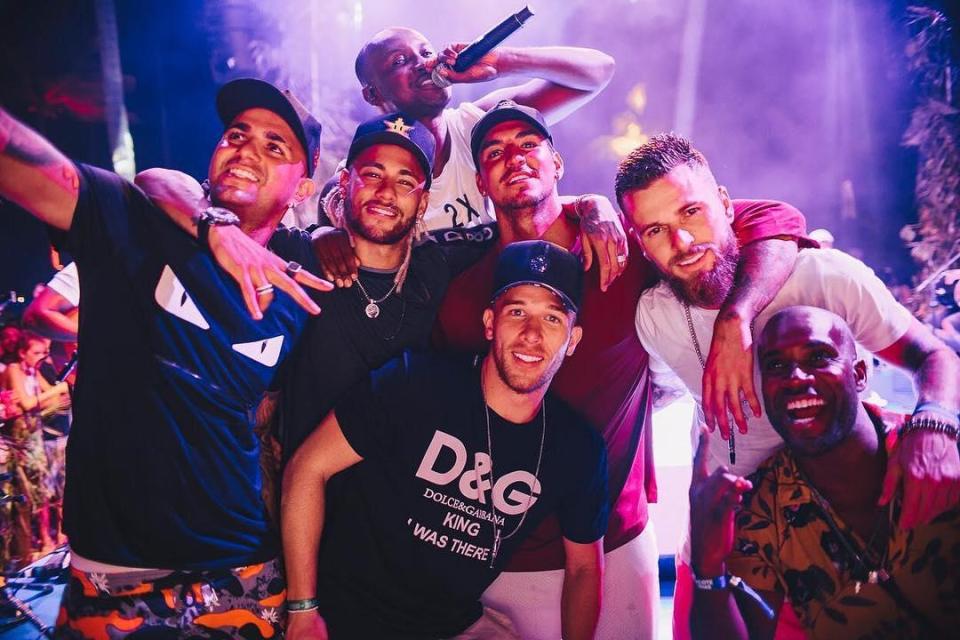  Neymar posed with Barcelona player Melo (front), surfer Medina (centre) and Brazil internaional Lima while Thiaguinho performed