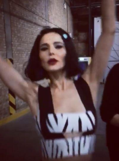  Cheryl showed off her moves in a backstage video