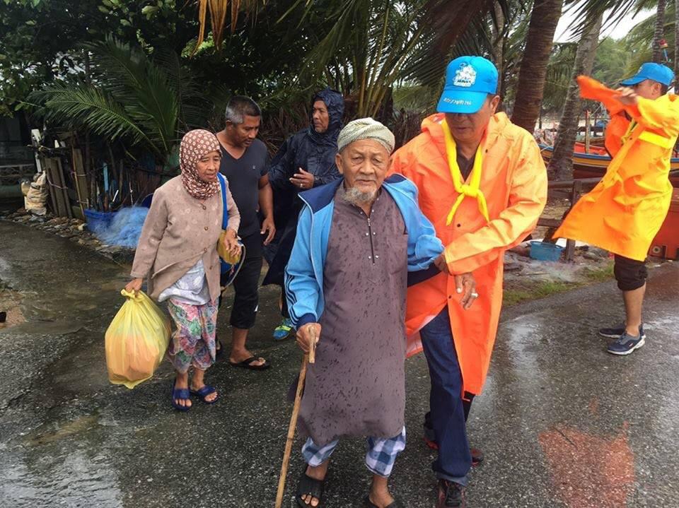  Elderly residents in the Nong Chik district of Pattani province, southern Thailand, are evacuated this afternoon