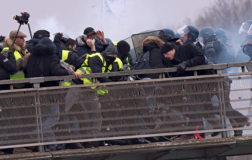  violence erupts between yellow vests and police