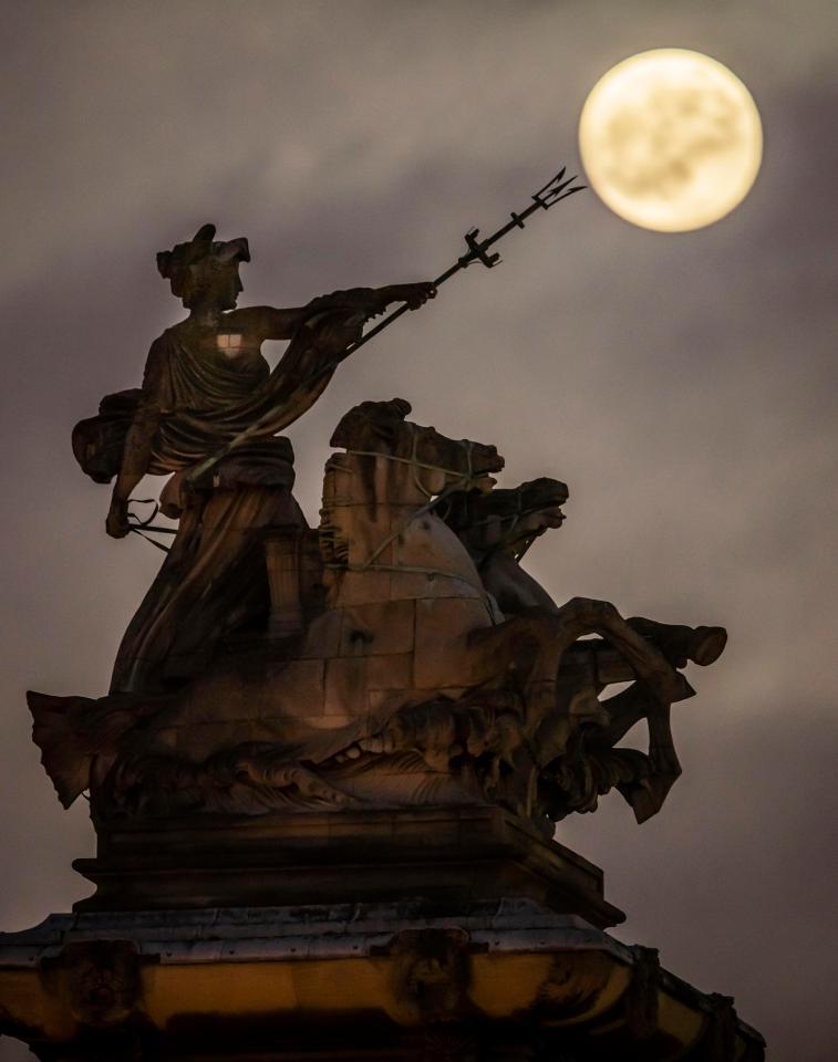  The Super Wolf Blood Moon rises above the 'Maritime Prowess' in Hull