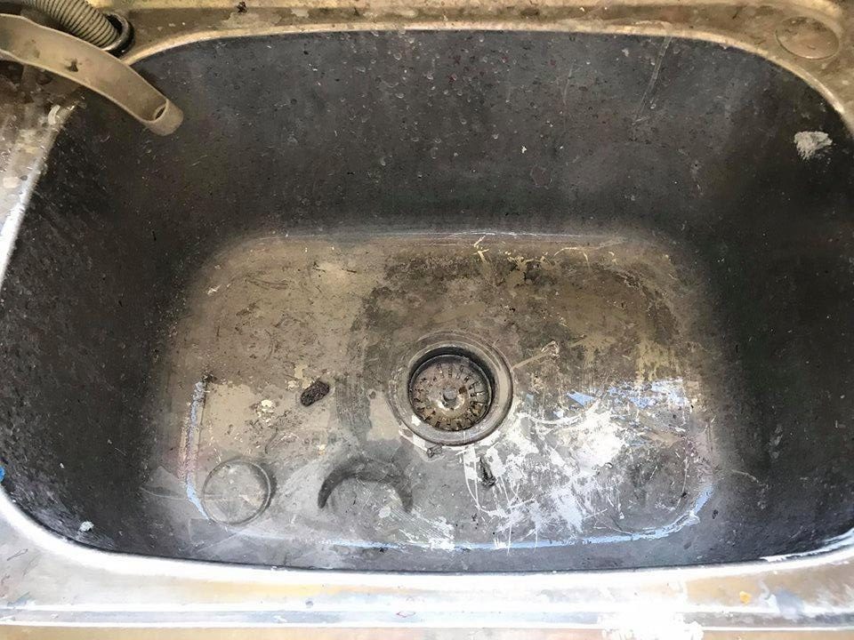  The spray cleaned straight through the grime in this sink