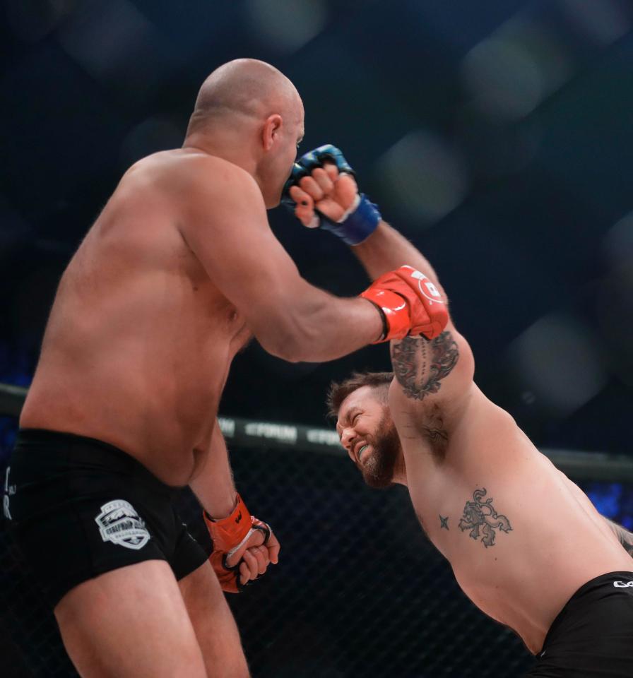  Ryan Bader defeated Fedor Emelianenko to win the Bellator heavyweight title