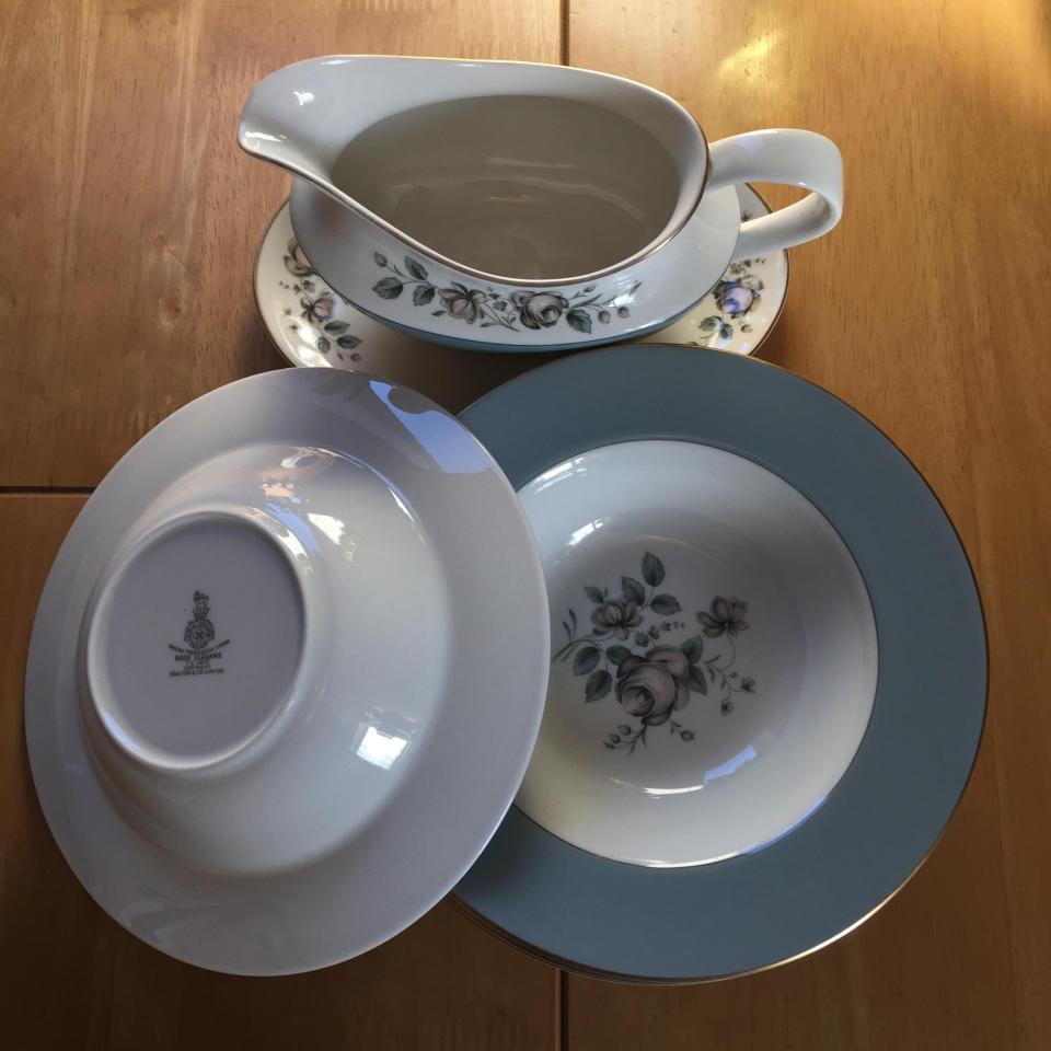 Blogger Jane Berry is selling this Royal Doulton dinner set for £80