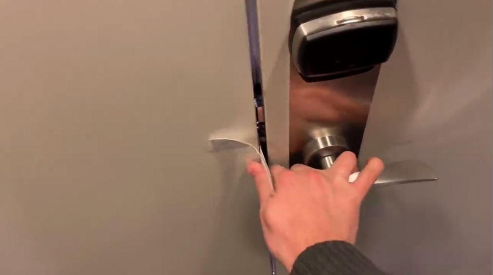  By pushing the sign between the door, it can be opened in seconds