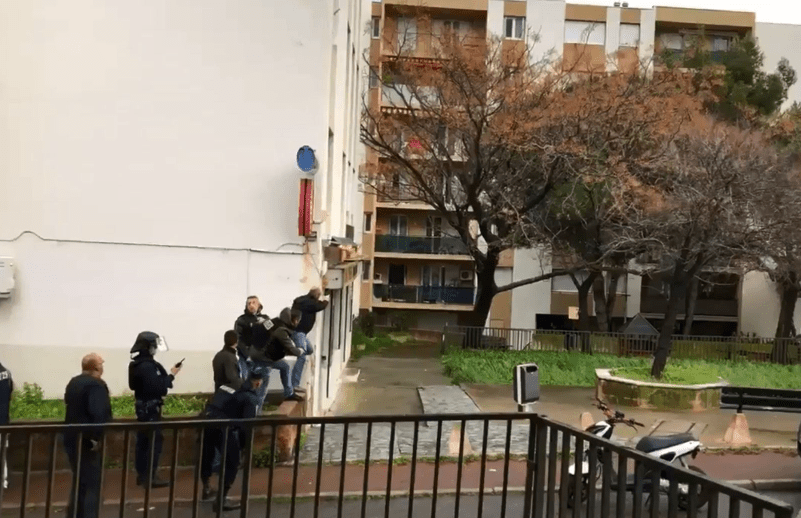  Police surrounded the gunman's home as he held two hostages