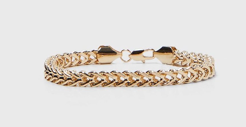 A simple gold bracelet adds a touch of glamour to your look