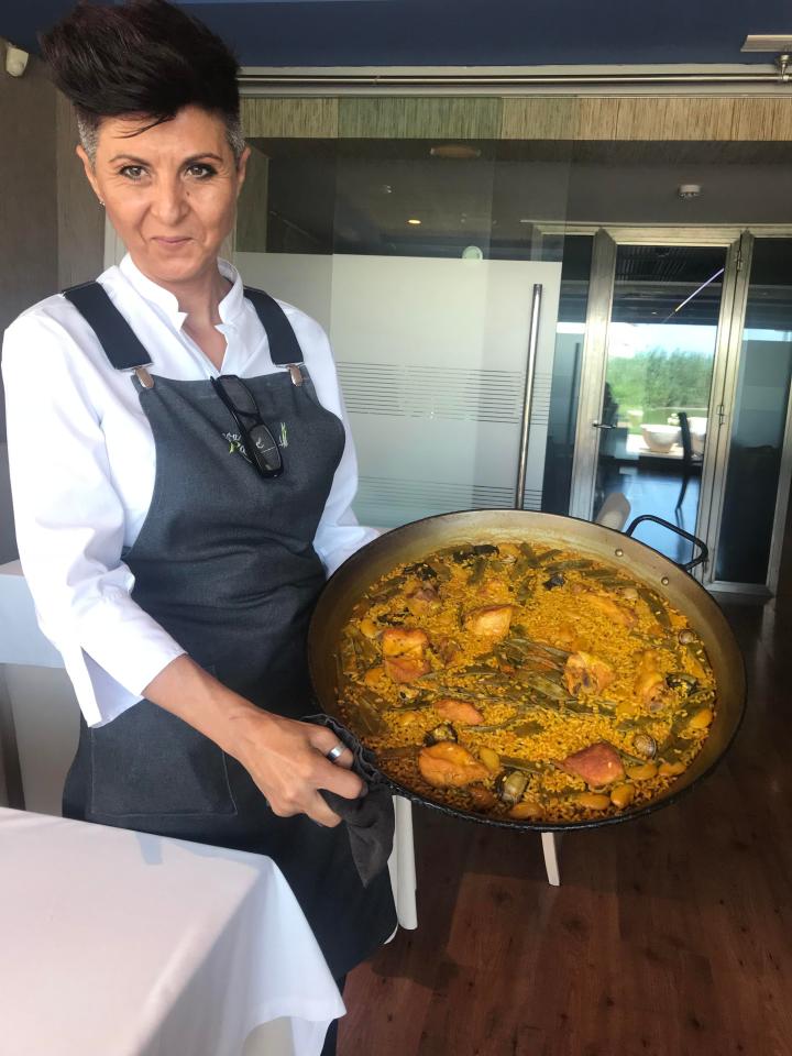  Chef serves up Valencia's famous paella at the Nou Raco restaurant