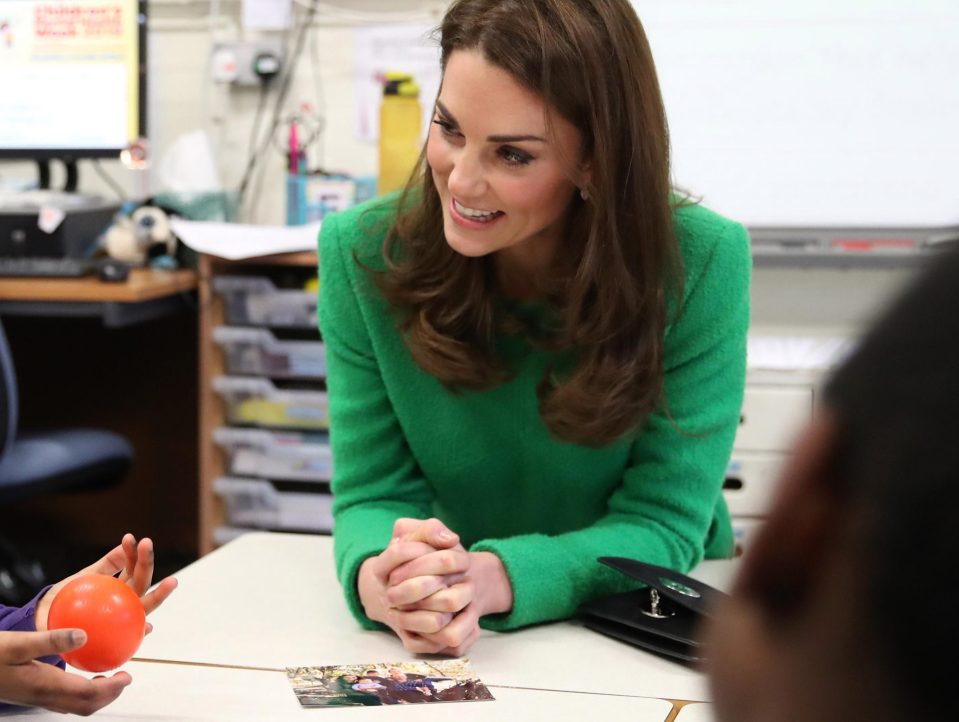  The duchess brought something that makes her happy to the classroom and showed the children a picture of her family