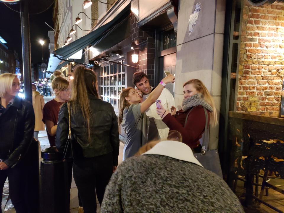  Jack later ran into more female fans outside a coffee shop