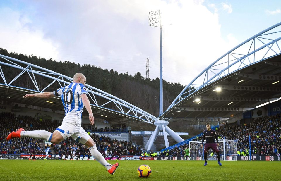  Terries midfielder Aaron Mooy takes a free kick