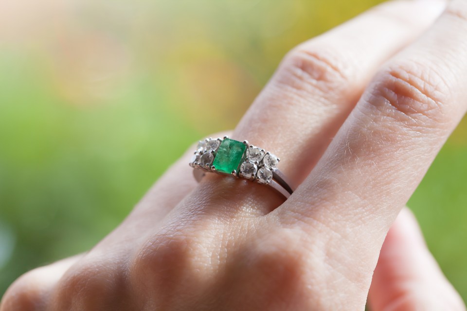  Some people shy away from tradition and opt for coloured diamonds and gemstones instead