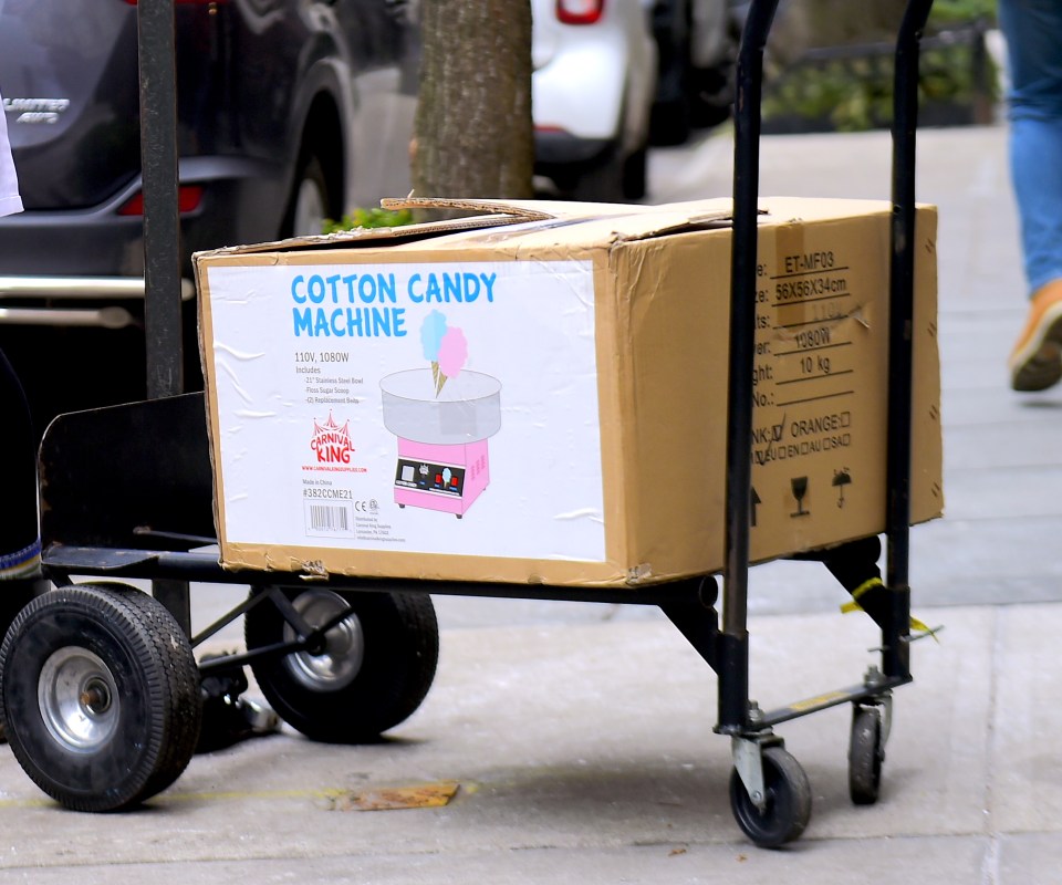  There's clearly been no expensive spared for her glamorous baby shower - including the addition of this candy floss machine