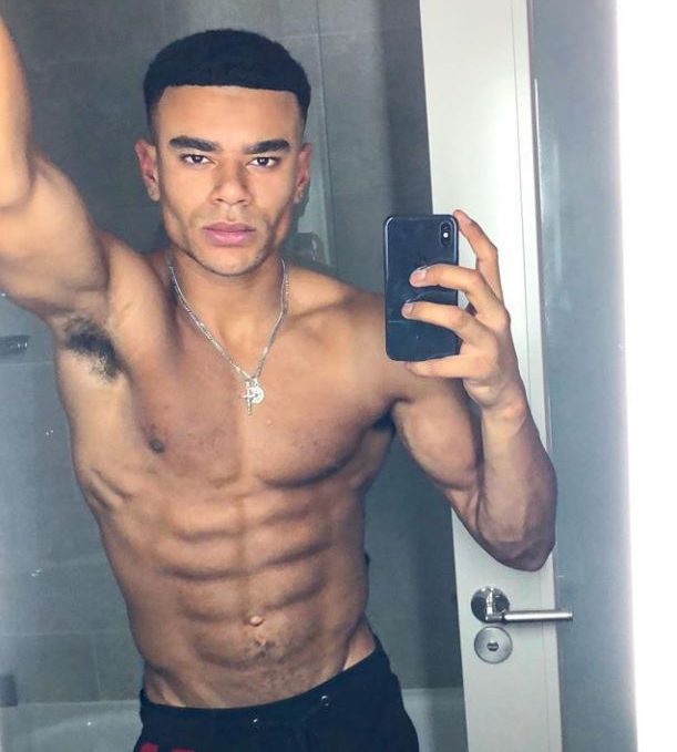  Wes shared a selfie where he shows off his eight-pack