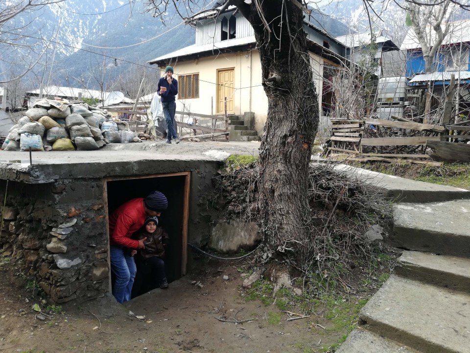  Kashmiris prepare emergency bunkers in response to the air strikes