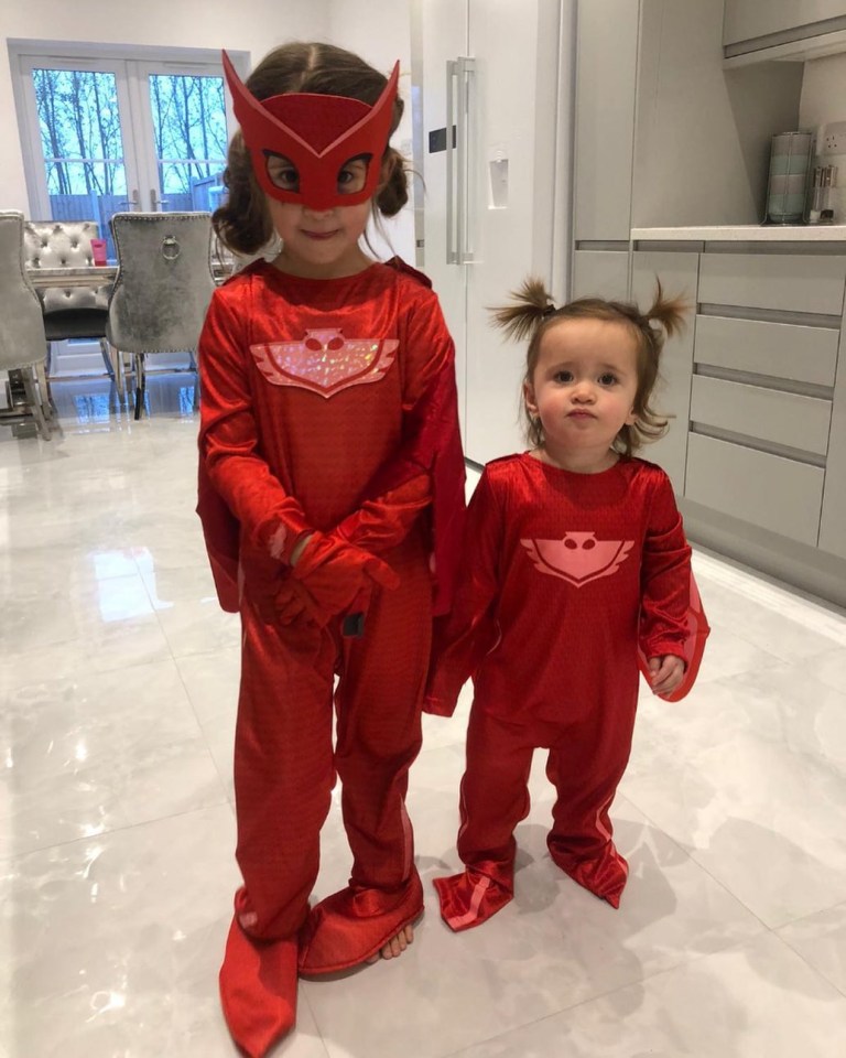  The star's cute kids Ella and Mia dressed up in the kitchen