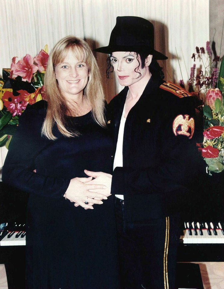  Michael Jackson Michael Jackson and his second wife Debbie Rowe minutes after their wedding ceremony in California, November 14, 1996