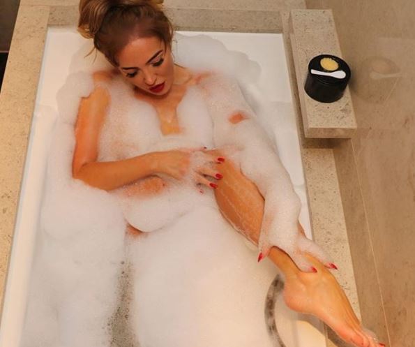  Aissleyne Horgan-Wallace knows how to set pulses racing as she shares this steamy bathtub snap