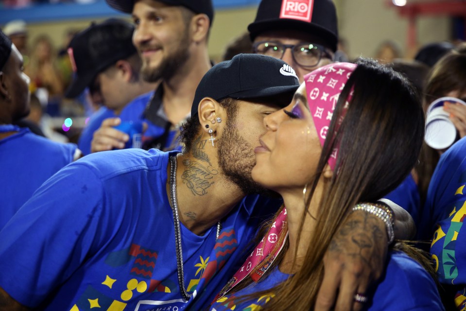  Neymar kisses pop star Anitta during the Rio carnival