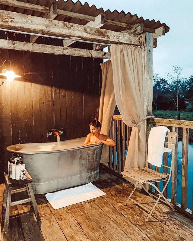  Louise Thompson also appears to be a fan of the alfresco soak