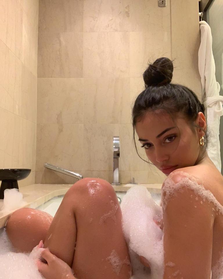  Lewis Hamilton's rumoured flame Cindy Kimberly shows off a lot of leg as she takes a soak