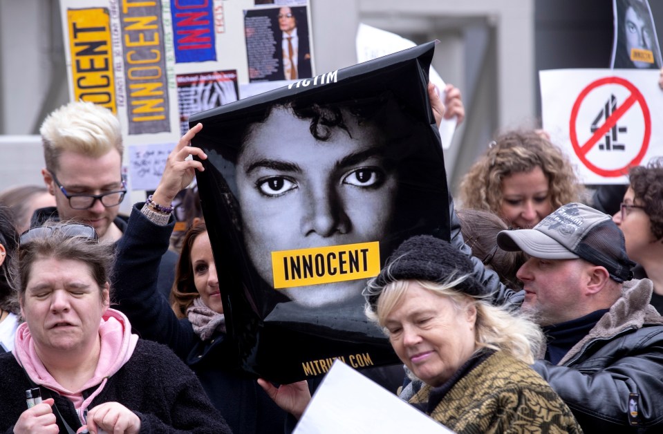  Fans holding up the mjinnocent.com image