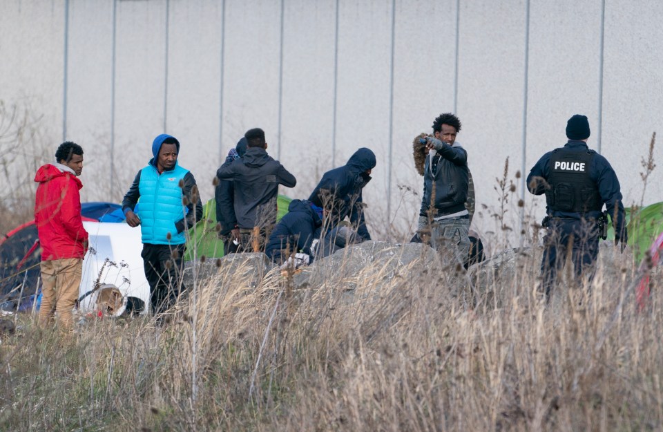 The border farce was branded ‘irresponsible’ as it was giving the opportunity to migrants to sneak on the stationary lorries and illegally come to the UK