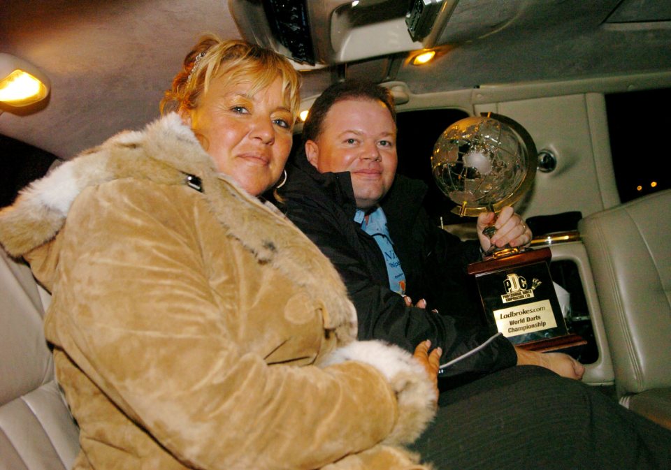  Raymond van Barneveld and his wife Silvia after he won the championship in 2007