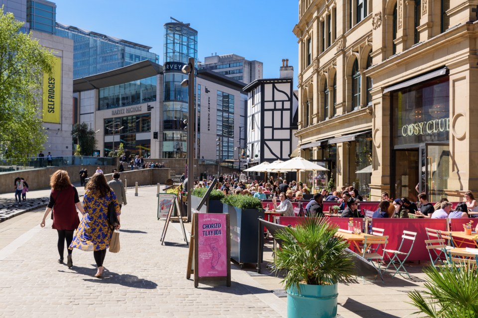  Al fresco dining in Manchester city centre