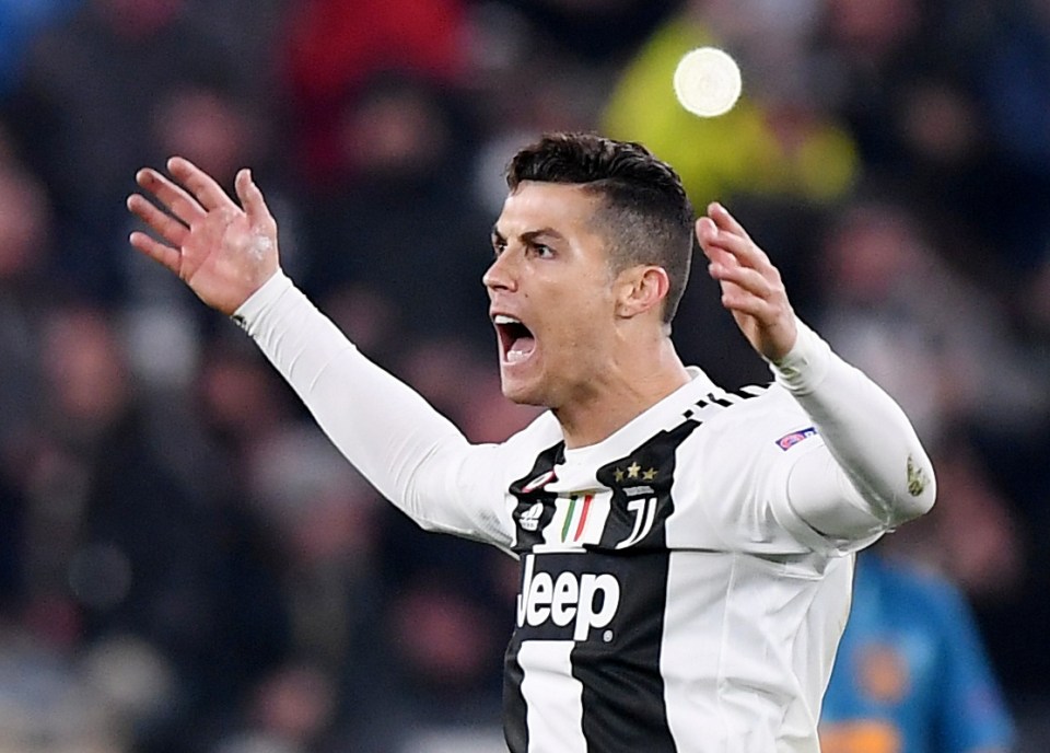  Cristiano Ronaldo scored a brilliant hat-trick to send Juventus into the quarter-finals