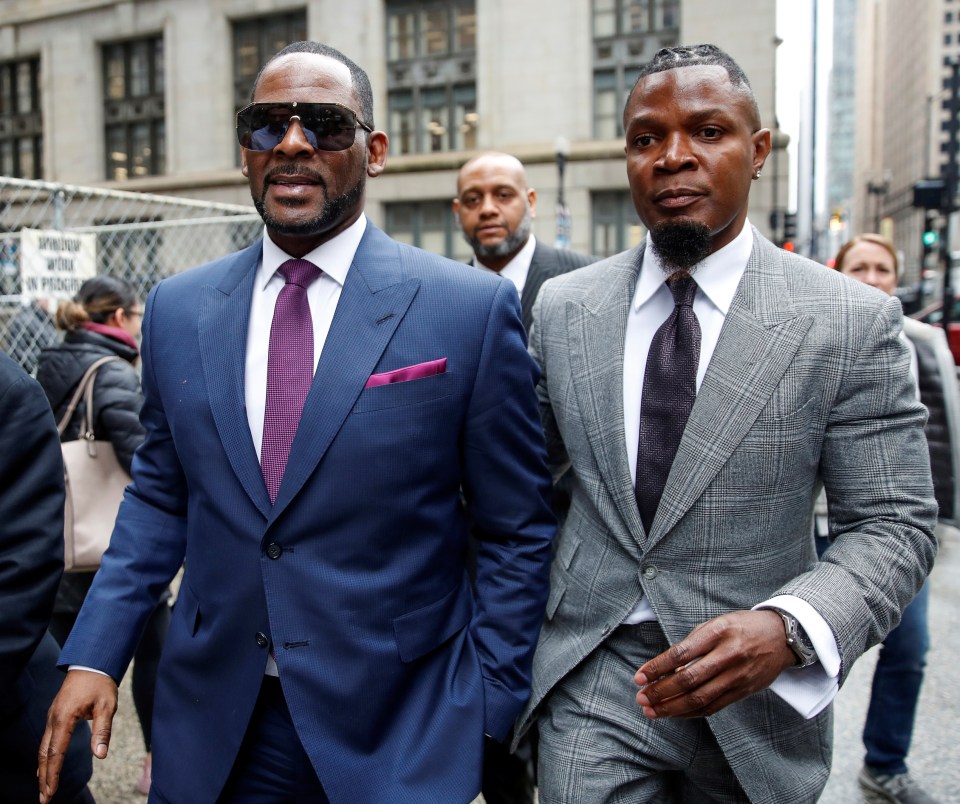  R Kelly leaves a courthouse in Chicago following a hearing on his child support case