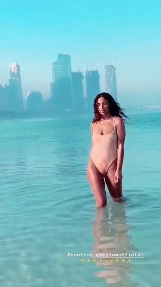  Being on a beach in Dubai isn’t enough to make Rochelle Humes flesh a smile . . .