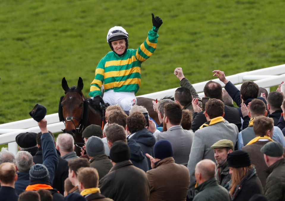  Geraghty salutes the crowd after quickfire double