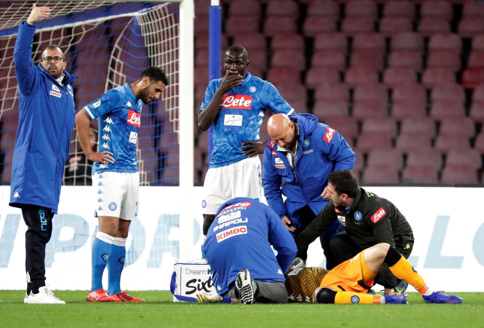  David Ospina collapsed on the pitch after he had suffered a head injury in Napoli's clash against Udinese