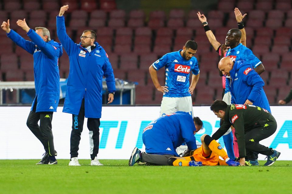  Napoli players call for a stretcher to come on the pitch