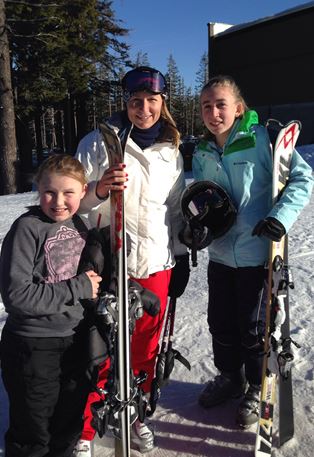 Mum Jordan, skiing with her two kids in Oregon