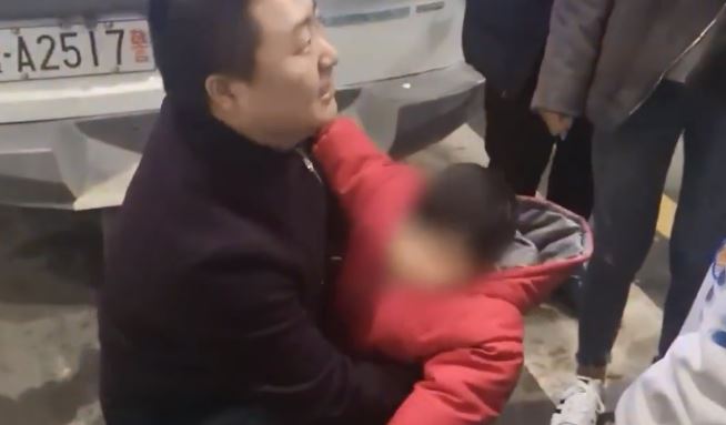  A little girl in China is reunited with her family after three months