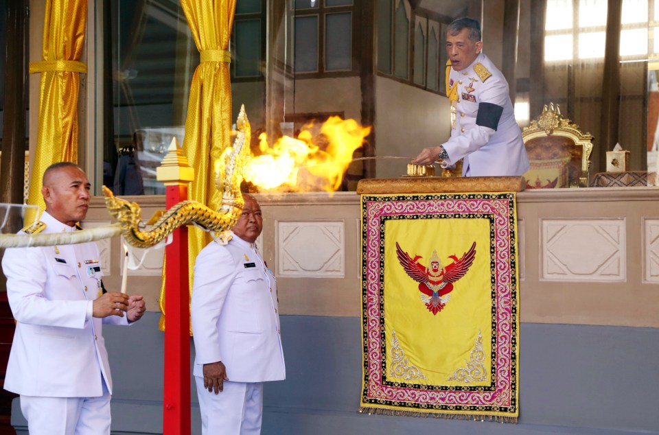  King of Thailand Maha Vajiralongkorn lit the fire to start the cremation