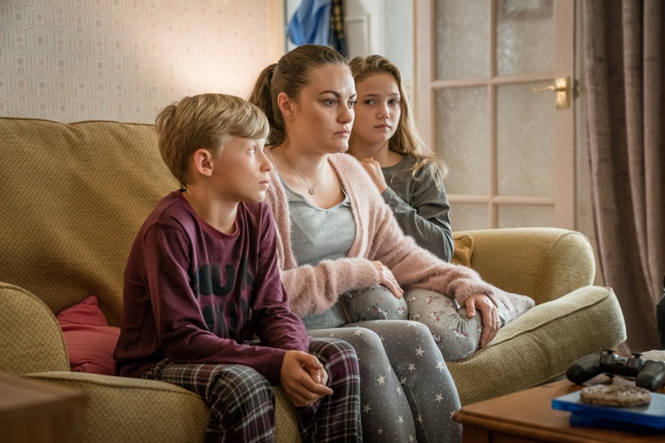  Chanel Cresswell plays Jess, a pregnant woman whose teenage twins Holly and Dylan have gone missing in her new show, The Bay.