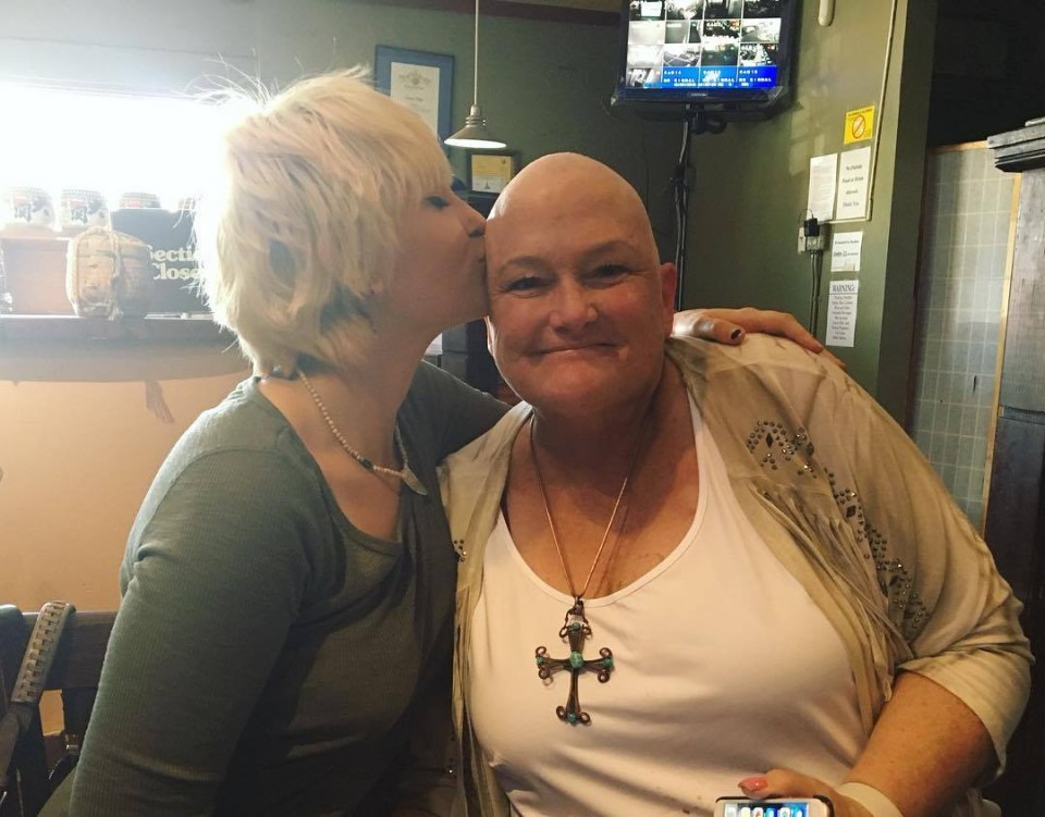  Paris with mum Debbie Rowe, who was diagnosed with cancer in 2016