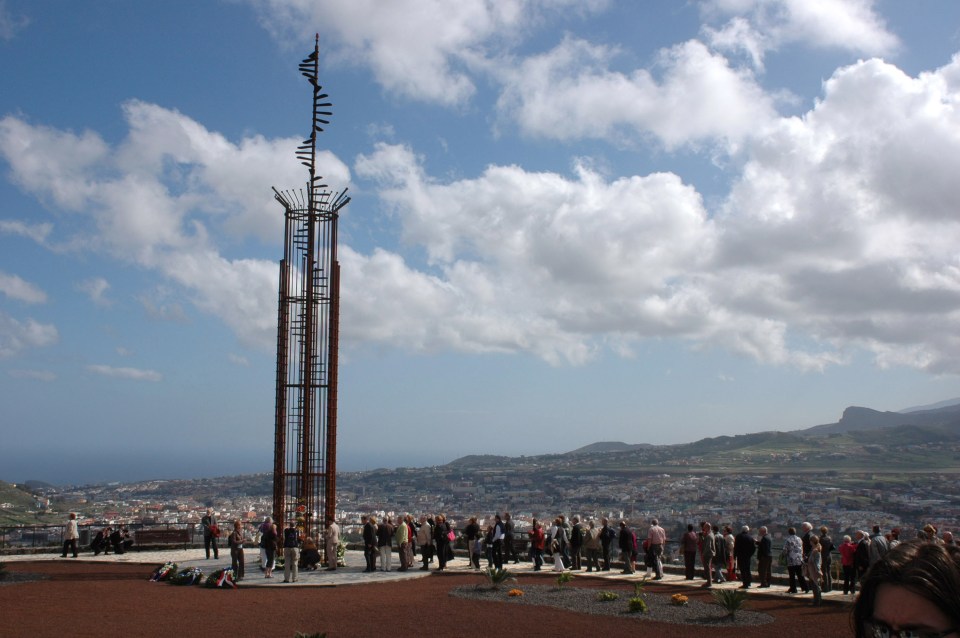 The helix statue can be seen today at Tenerife Airport