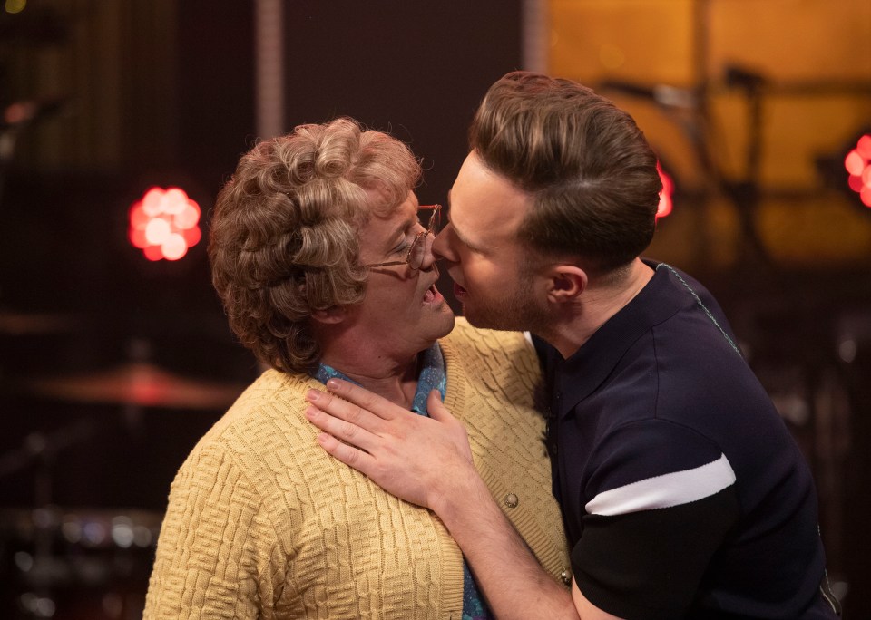  Singer Olly couldn’t keep his hands off Mrs Brown, played by comic Brendan O’Carroll